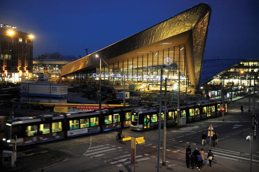 station_rotterdam_centraal_bij_avond_0